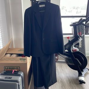 Tahari women’s black suit. Jacket and pants size 10